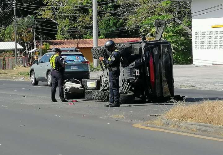 Choque y vuelco deja un herido en Bejuco