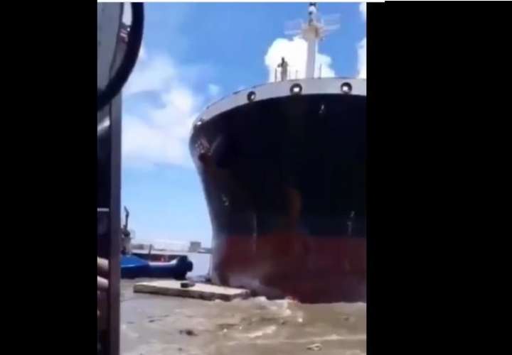 Barco de bandera panameña choca en Barranquilla (Video)