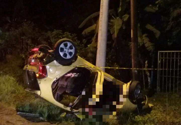 Taxista pierde control del auto, choca con poste, termina volcado y muere 