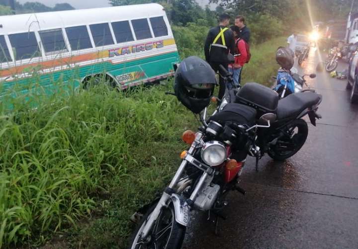 Mujer fue a ayudar motorizado accidentado, pero un bus la atropello y mató
