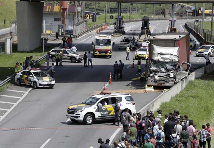 Fotografía de un camión contra el cual chocó un helicóptero en la mañana de este lunes, en Sao Paulo (Brasil). EFE