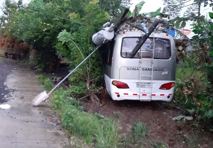 ¡Terror! Transformador cae sobre un bus tras colisión y choque en Veraguas
