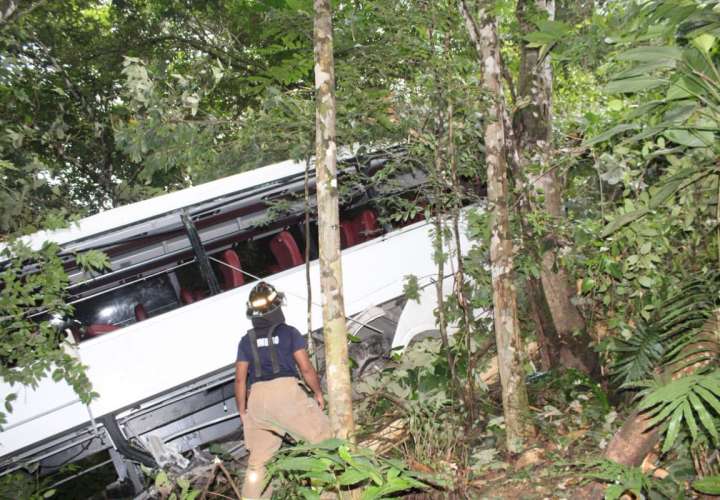27 heridos en accidente de bus de policías 