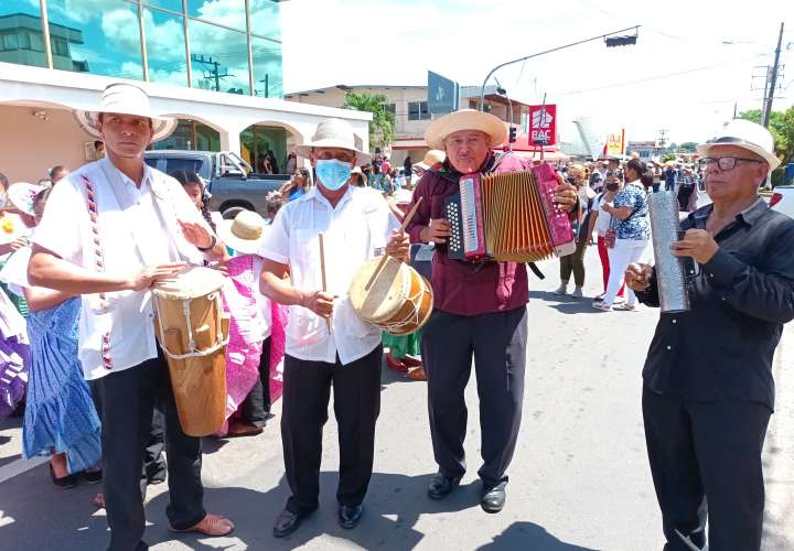 Primer Desfile de Acordeones llena las calles de Santiago 
