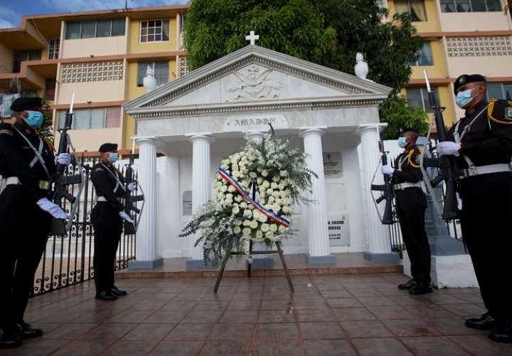 Como todos los años, autoridades locales colocaron una ofrenda floral en la tumba de Manuel Amador Guerrero.