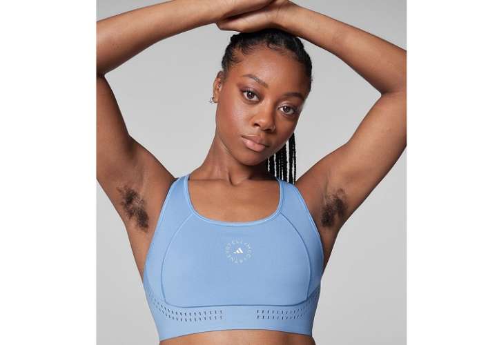 Adidas lanza campaña con una modelo de axilas peludas y causa controversia
