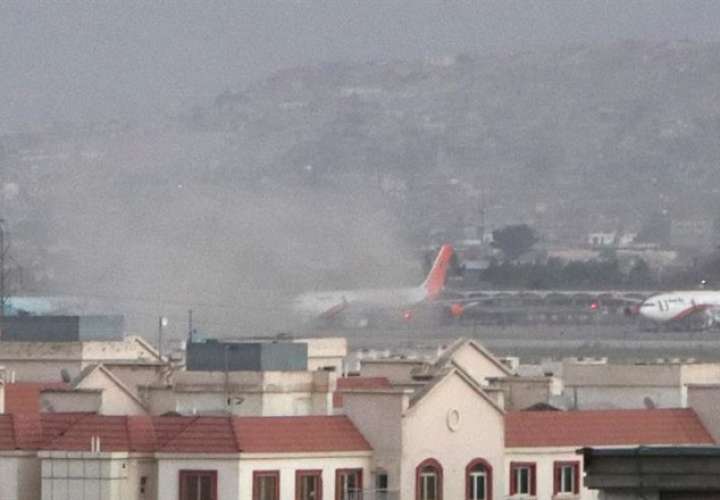 Humo de la explosión frente al aeropuerto internacional Hamid Karzai, en Kabul, Afganistán. EFE 