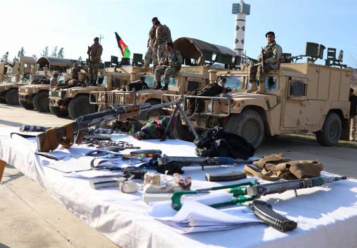 Varios soldados hacen guardia junto a cadáveres de supuestos militantes talibanes abatidos durante una operación militar, este jueves en Herat (Afganistán). EFE