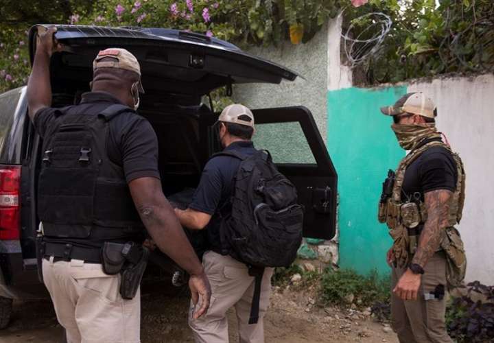 Fotografía tomada el pasado 15 de julio en la que se registró a tres agentes del FBI, tras realizar pesquisas en la residencia donde fue asesinado el expresidente de Haití Jovenel Moise, en Puerto Príncipe (Haití). EFE