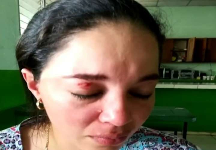 Investigan por qué madre de familia enfurecida atacó brutalmente a una maestra