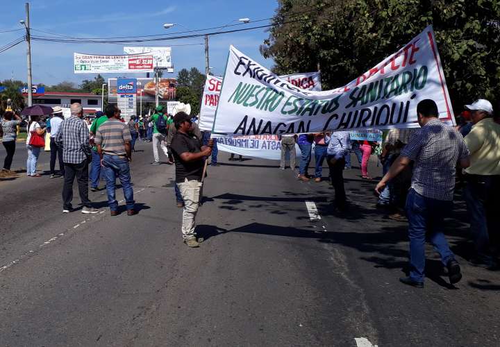 Productores y docentes cierran vía en Chiriquí