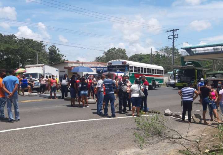 Protesta: Moradores de Quebrada Bonita no tienen agua por más de una semana