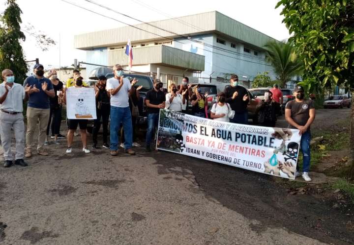 Arraijaneños bloquean entrada de oficina del Idaan por falta de agua