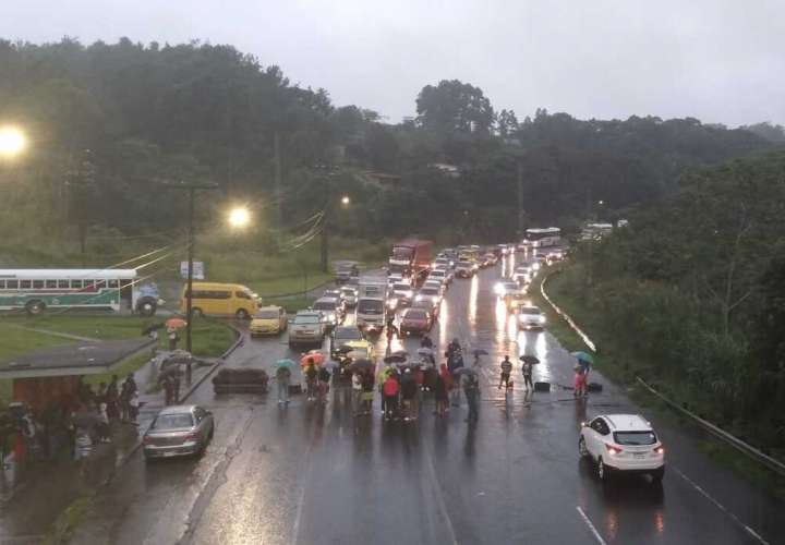  Nueva Providencia cierra carretera Panamá-Colón por falta de agua