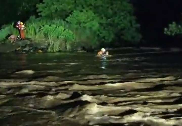 Rescatan a 4 personas atrapadas en río [Videos]