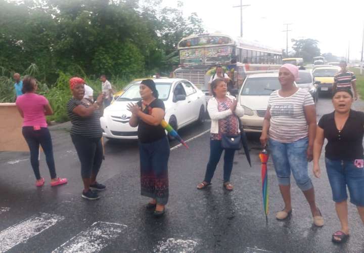 Protesta y tranque descomunal por falta de agua en Colón