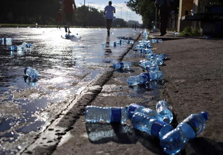 Botellas de agua permanecen en el sueño tras una maratón. EFE