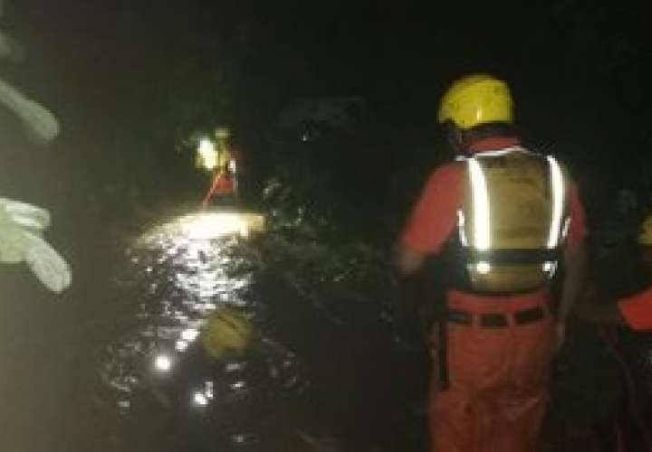 Un hombre muere y 5 rescatados arrastrados por corriente de quebrada