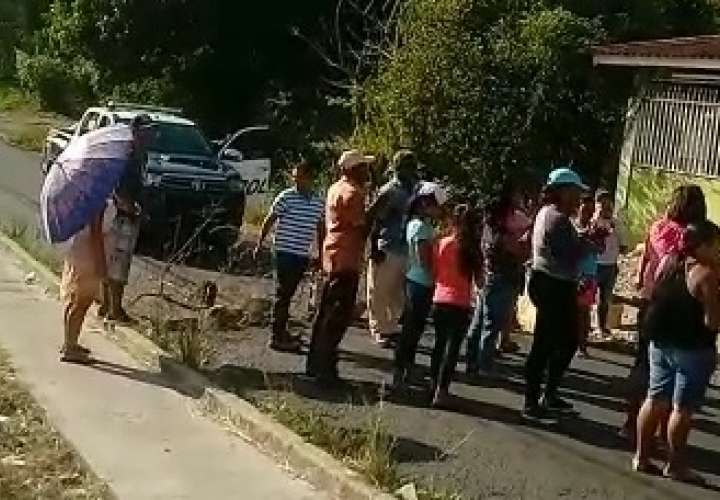 Arraijaneños cierran vía por falta de agua