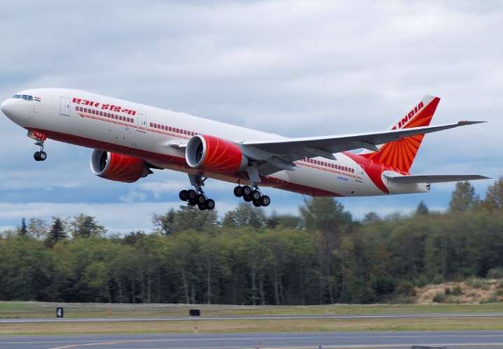  Al menos 10 muertos al salirse de la pista un avión en India (Video) 