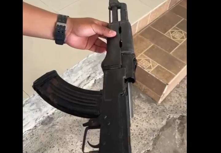 PN recupera réplica de una AK-47 que se usó en una balacera