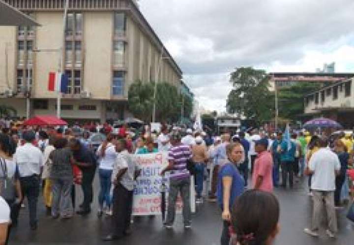 Educadores y fuerzas vivas marchan en contra de reformas constitucionales
