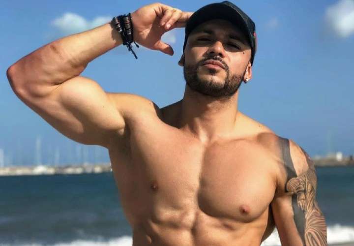 Alan Hernández le da un breve 'speech' a seguidores que critican sus músculos