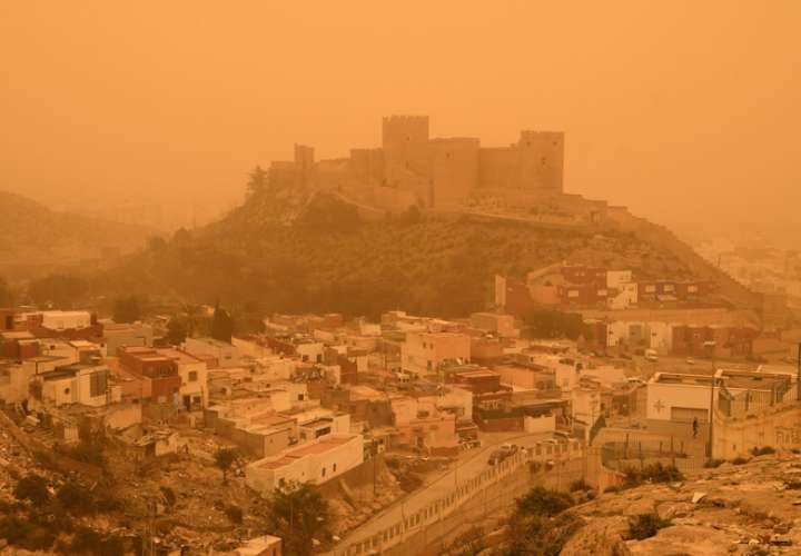 Imagen de la Alcazaba de Almería con el cielo cubierto con la intensa calima debido al polvo procedente del desierto del Sáhara que ha penetrado en la Península y Baleares, y ha teñido de rojo los cielos de la costa mediterránea. EFE