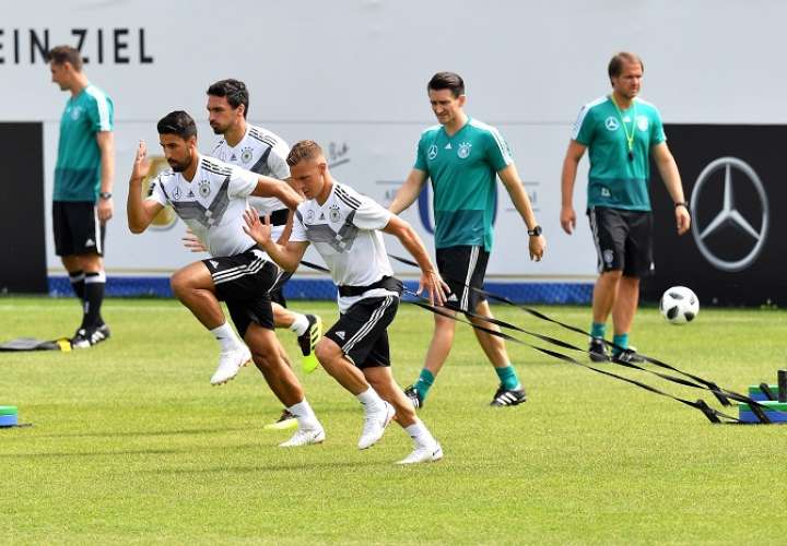 Los jugadores de la selección alemana durante la sesión de entrenamiento en Eppan./EFE
