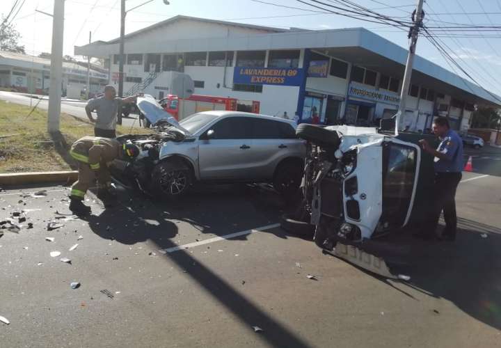 Accidente de tránsito deja tres personas heridas en Los Algarrobos