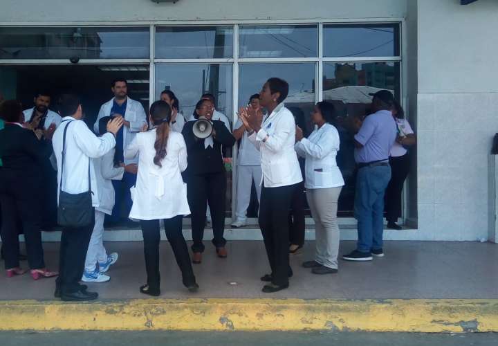 Martiz chifea a colonenses y médicos reaccionan con protesta 