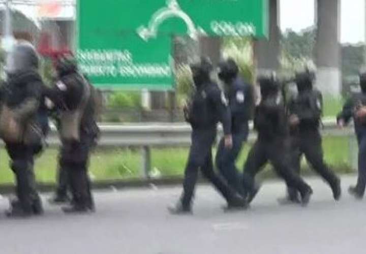 Enfrentamientos entre policías y manifestantes en los 4 Altos. Hay detenidos