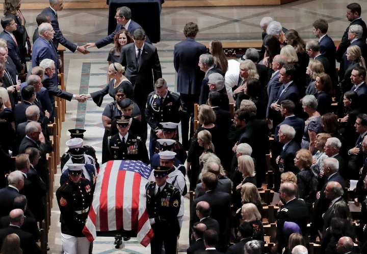 Familiares, expresidentes y amigos dan el último adiós a McCain en Washington