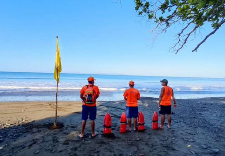 Bandera amarilla en playa de Veraguas por marea alta y oleaje