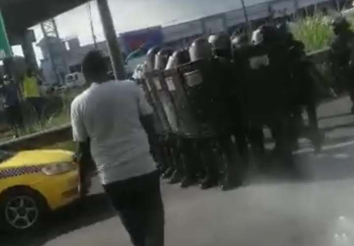 Antimotines reprimen a taxistas en medio de protesta  [Video]