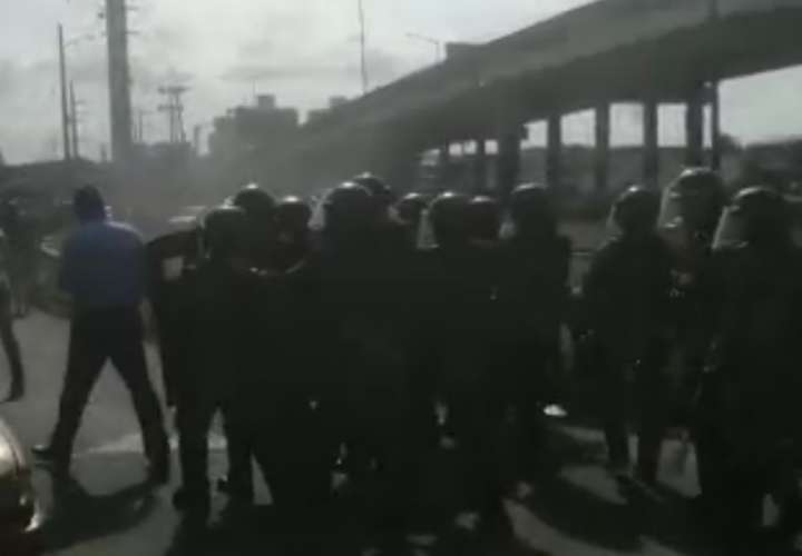 Antimotines reprimen a taxistas en medio de protesta  [Video]