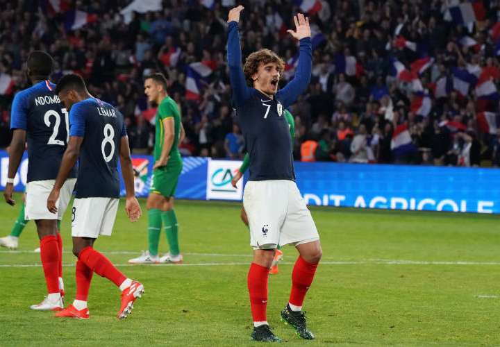 Antoine Griezmann (der.) en un partido con su selección de Francia. Foto: AP
