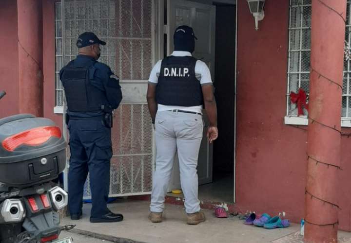 Tres detenidos, droga y armas durante allanamiento en Villa Lorena [Video]