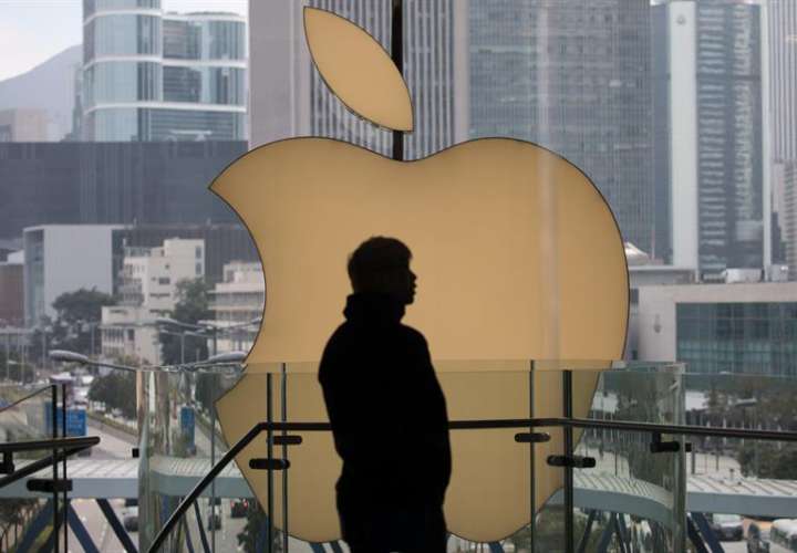 La firma Apple ha pedido a sus proveedores que estudien la posibilidad de trasladar entre el 15 y el 30 % de su capacidad de producción desde China hasta países del sudeste asiático y México, informó hoy el diario Nikkei. EFE/Archivo
