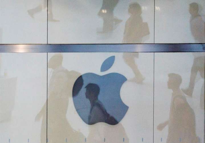 Vista del logo de la compañía Apple en una tienda de Nueva York, Estados Unidos. EFE/Archivo