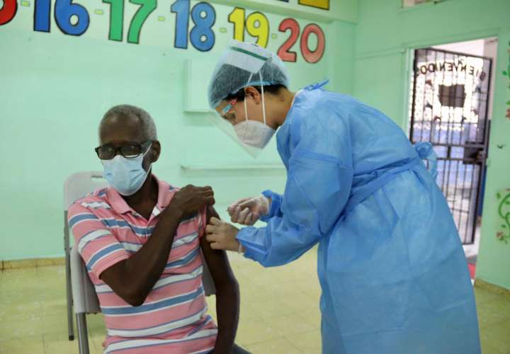Avanza vacunación en el 8-8 y Panamá se abastece con 42.210 dosis 