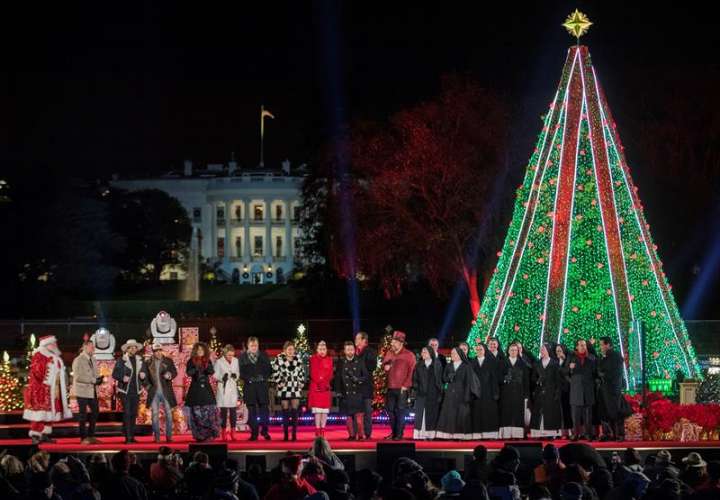 Vista de la ceremonia de iluminación del Árbol de Navidad Nacional hoy, en The Ellipse, en President's Park, al sur de la Casa Blanca, en Washington (EE.UU.). EFE