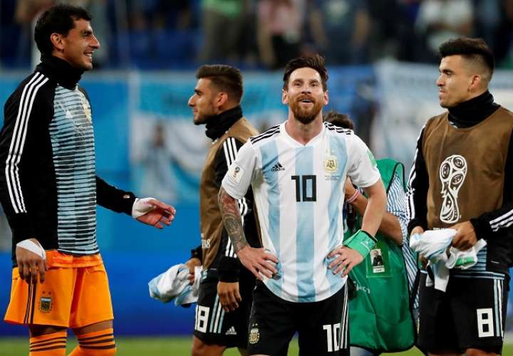 El delantero argentino Lionel Messi celebra tras el partido Nigeria-Argentina, del Grupo D./EFE