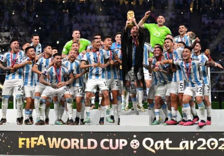 Argentina con la Copa Mundial de Catar 2022. Foto: FIFA