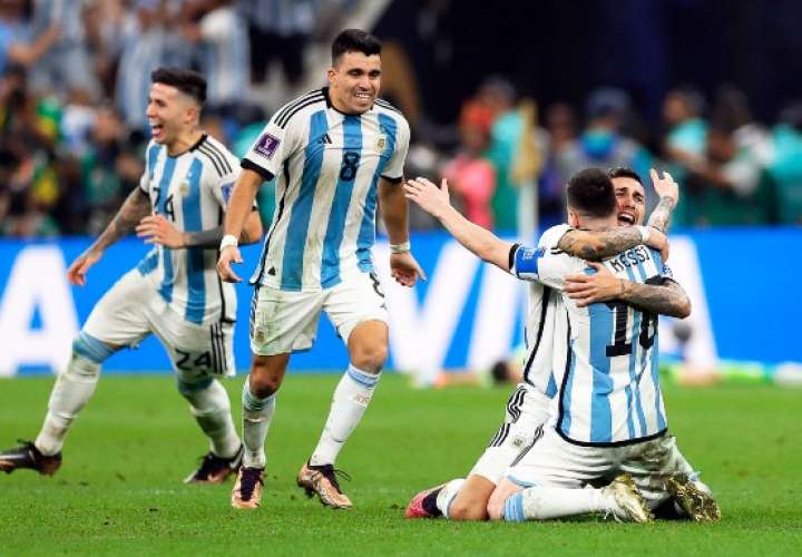 Jugadores de Argentina celebran la conquista del título. Foto: EFE
