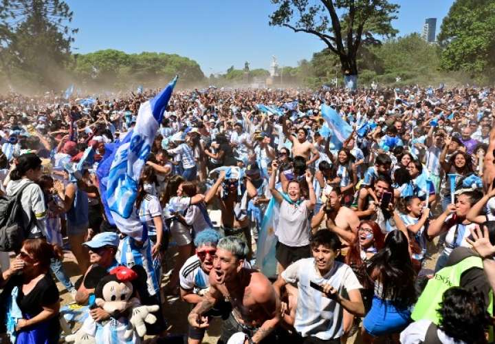 Fanáticos argentinos celebran en la ciudad de Buenos Aires. Foto: EFE