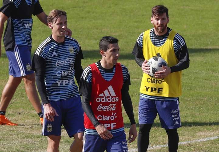 Los jugadores de la selección Argentina de fútbol Lucas Biglia (i), Ángel Di María (c) y Lionel Messi (d)./EFE