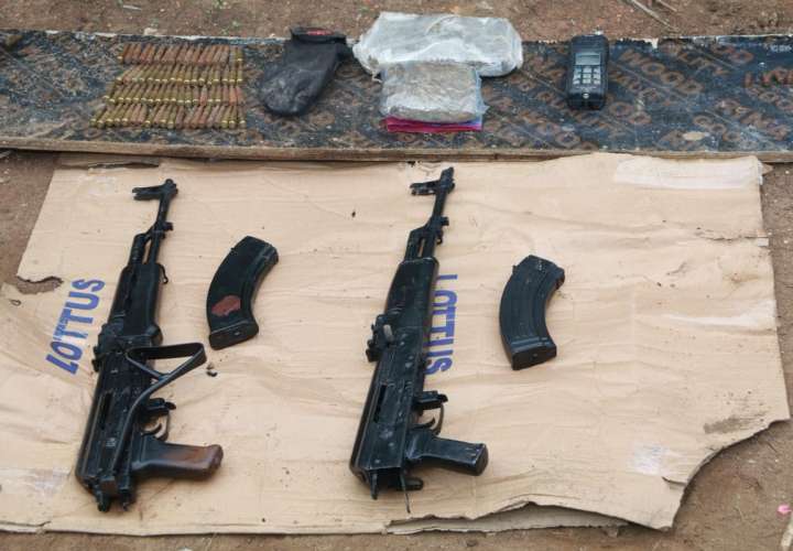 Hallan fusiles AK-47, municiones y droga en Pacora