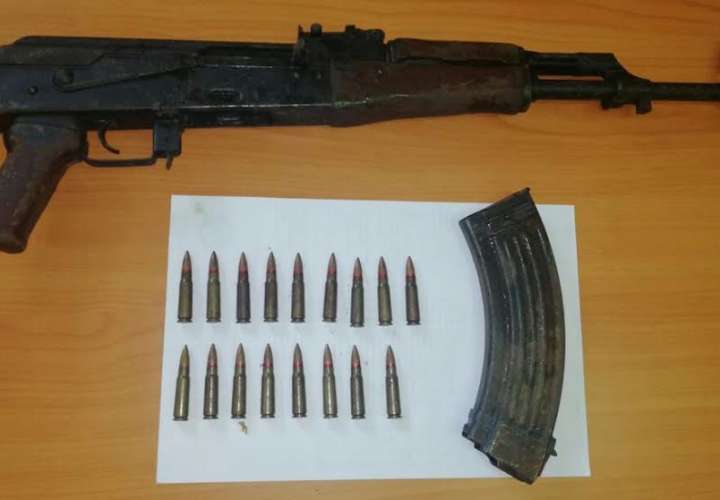 Encuentran AK-47 con municiones en medio de operativo policial