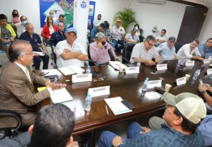 El ministro de Desarrollo Agropecuario; Augusto Valderrama, y miembros de la Cadena Agroalimentaria de Arroz.